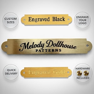 Puede incluir: Placas de metal dorado con texto grabado. Una placa dice "Melody Dollhouse PATTERNS" en una fuente decorativa. Dos placas más pequeñas dicen "Engraved Black" y "Engraved Gold". El texto adicional incluye "Custom Sizes", "Engrave Your Logo", "Quick Delivery" y "Hardware Included".