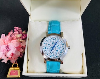 Raros relojes Hello Kitty de la colección Splash Blue con diamantes de SANRIO, procedentes de Japón. Caja completa, buen estado.