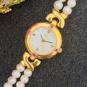 Puede incluir: Un juego de tres tazas de cerámica con un acabado mate moteado. Las tazas son de color crema, gris claro y gris oscuro. Cada taza tiene un diseño simple y minimalista y un asa redondeada.