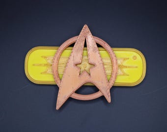 Insignia de Star Trek: La ira de Khan (era "Monster Maroon") con clip magnético.