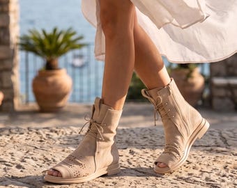 Botas de ante beige con puntera abierta, botas de verano a medida, zapatos hechos a mano, hechos a medida.