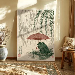以下が含まれることがあります： 赤い傘をさして池の岩の上に座る緑色のカエルの絵が描かれた長方形のウォールアートプリント。上部には柳の枝が垂れ下がり、左側には赤い印章と共に日本語の文字が縦書きで印刷されています。