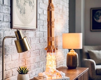 Lampa rakietowa Saturn V, ręcznie wykonana – model w wykończeniu z brązu z podświetlanym efektem startu – wyjątkowy prezent dla miłośnika kosmosu, biurko w stylu Mid Century Modern