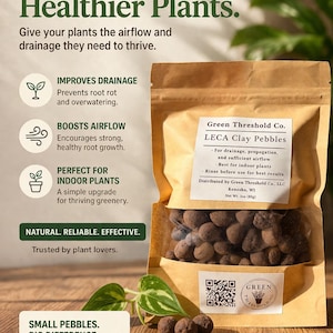 Może przedstawiać: Wyświetlany jest pakiet kulek glinianych LECA firmy Green Threshold Co., z tekstem podkreślającym korzyści dla zdrowia roślin. Brązowa torba zawiera małe, okrągłe kulki, z tekstem promującym drenaż, przepływ powietrza i pielęgnację roślin domowych. Waga netto 85g.