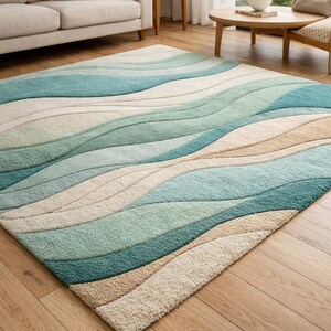 Puede incluir: Una alfombra rectangular con un dise&ntilde;o de olas en tonos azules, verdes y beige. La alfombra, hecha de un material suave y texturizado, est&aacute; colocada sobre un suelo de madera. El dise&ntilde;o evoca una sensaci&oacute;n de movimiento y a&ntilde;ade un toque costero a la habitaci&oacute;n. Mide aprox. 200 cm x 300 cm.
