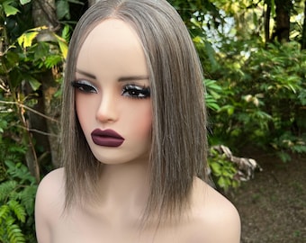 Brungrå hårstycke för kronvolym 12,5 cm x 10 cm bas för tunt hår