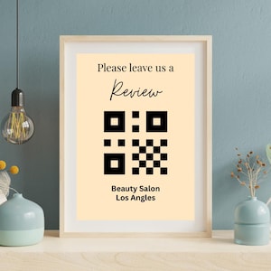 Könnte beinhalten: Gerahmter Druck mit dem Text "Please leave us a Review" über einem schwarz-weißen QR-Code. Unter dem Code steht "Beauty Salon Los Angles". Der Druck hat einen hellgelben Hintergrund.