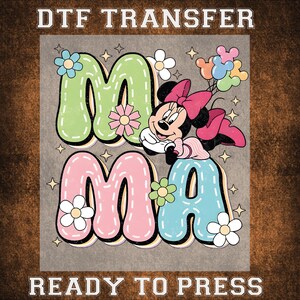 Puede incluir: Transferencia DTF con la palabra "MAMA" en colores pastel, adornada con flores y Minnie Mouse. El dise&ntilde;o incluye el texto "READY TO PRESS".