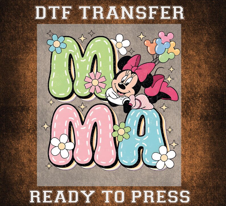 Puede incluir: Transferencia DTF con la palabra "MAMA" en colores pastel, adornada con flores y Minnie Mouse. El dise&ntilde;o incluye el texto "READY TO PRESS".