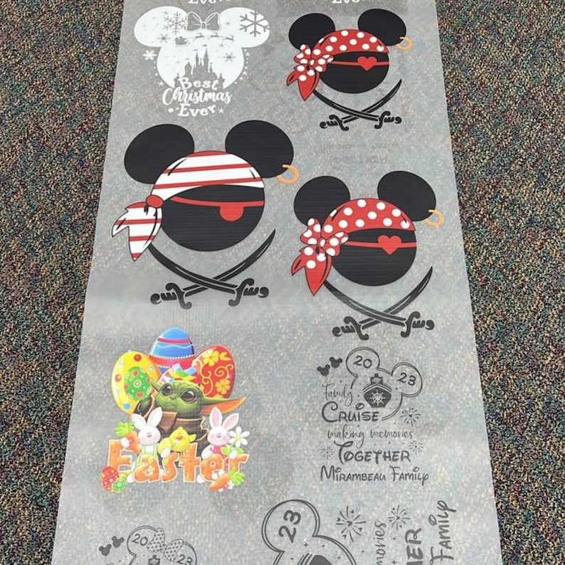 Puede incluir: Una hoja de varios dise&ntilde;os tem&aacute;ticos de Disney. Incluye cabezas de Mickey Mouse piratas con espadas cruzadas, gr&aacute;ficos tem&aacute;ticos de Pascua con Grogu y texto que dice "Best Christmas Ever", "Easter" y "Cruise making memories together".