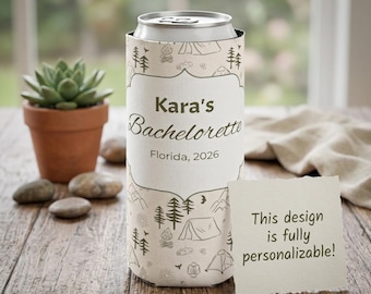 パーソナライズされた落書き風クーラー、カスタムキャンプバッハパーティー用スリム缶クーラー、カスタムパーティーグッズ、お揃いのブライズメイド用クーラーギフト、レイクバッハ