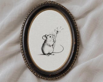 Op de afbeelding: Een ovaalvormige donkerbruine houten lijst met een decoratieve kralenrand, bevattende een zwart-witte inktillustratie van een kleine muis die een paardenbloem vasthoudt waarvan de zaden in de wind wegwaaien op een crèmekleurige achtergrond.
