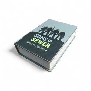 Könnte beinhalten: Ein gebundenes Buch mit dem Titel Sons of Sewer von Rafael Mercer. Der Einband zeigt einen hellblauen Hintergrund mit der dunklen Silhouette von vier Figuren, die auf einem Hügel stehen. Der Titel ist in großen, gelben und weißen Buchstaben.