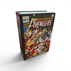 Op de afbeelding: Een rechthoekige doos ontworpen als een vintage Marvel Comics Group Avengers stripboek, nummer 162, met een kleurrijke actiescène met Ultron op de cover, een zwarte rug met het Marvel-logo en een witte bovenrand.