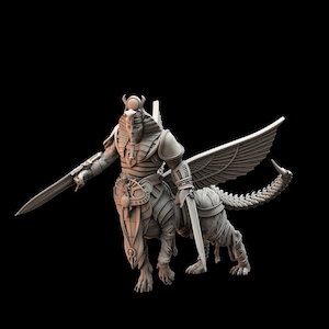 Puede incluir: Figura gris detallada de una criatura mítica, una esfinge con cabeza de faraón egipcio, alas y cola de escorpión. La figura sostiene una espada y está montada sobre un cuerpo de león. La figura tiene detalles intrincados sobre un fondo negro.