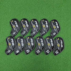 Könnte beinhalten: Ein Set aus elf schwarzen Ping G430 Golfschlägerhauben, angeordnet in zwei Reihen. Jede Haube zeigt den weißen Schriftzug PING und G430, eine gelbe Akzentlinie sowie eine große weiße Zahl oder einen Buchstaben für 4, 5, 6, 7, 8, 9, W, 45, 50, 54 und 58.