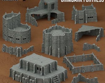 Op de afbeelding: Een verzameling grijze modulaire bouwcomponenten, waaronder vestingmuren, torens en structuren. De tekst "Gothic Sector: Fortress" en "Modular Building Grimdark Fortress" zijn zichtbaar. Ontworpen voor tabletop gaming.