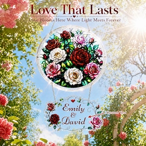 Può includere: Un cartello decorativo appeso con il testo "Love That Lasts" e "Love Blooms Here Where Light Meets Forever". Il cartello presenta un design circolare con un bouquet di rose e un cartello inferiore con i nomi "Emily & David".