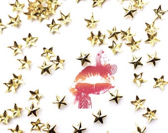 Conjunto de 50 tachinhas com cabeça em formato de estrela. Materiais de artesanato de alta qualidade. Ideais para projetos "faça você mesmo". Perfeitas para camisetas, sapatos e jaquetas. Fabricadas nos EUA. Avaliações 5 estrelas de nossos clientes.