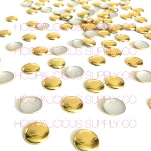 25 borchie termoadesive oro e argento. Borchie rotonde a cupola da applicare con il ferro da stiro. Misure: 6 mm, 8 mm, 10 mm. Fai da te. Design di costumi. Borchie termoadesive. Materiali per artigianato.