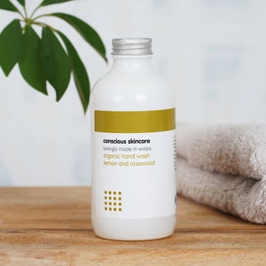 Biologische handzeep in opbeurende citroen- en rozenhoutgeur - vloeibare handzeep - veganistisch - vrij van chemicaliën - natuurlijke zeep - cadeau