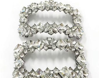 Un par de hebillas de zapatos hechas a mano, artículos decorativos con diamantes.
