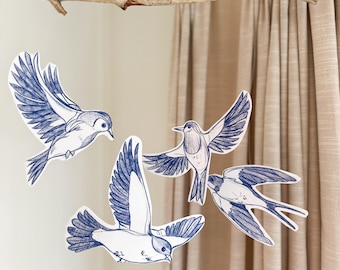Móvil para guardería, regalo para baby shower, decoración colgante de techo por menos de 50 €, pájaro azul y blanco, decoración para dormitorio infantil, escultura de techo.
