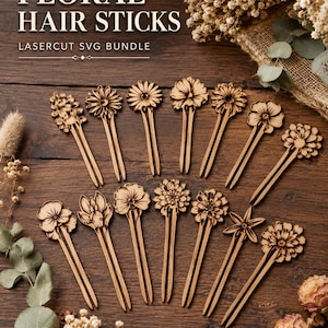 Könnte beinhalten: Eine Sammlung von dreizehn hellbraunen hölzernen Haarnadeln, die jeweils ein einzigartiges, lasergeschnittenes Blumendesign an der Oberseite aufweisen. Der Text "FLORAL HAIR STICKS LASERCUT SVG BUNDLE" ist oben im Bild weiß gedruckt.