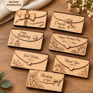 Könnte beinhalten: Sieben rechteckige Geschenkkartenhalter aus Holz mit lasergravierten Motiven und Texten wie Congratulations, Congrats GRAD, Happy Birthday, Happy Wedding Day Sister Mary, Best Wishes for you, Thank You und Thinking of You mit Blumenmustern.