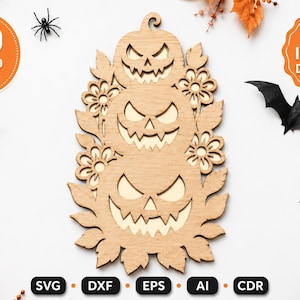Op de afbeelding: Een 3D gelaagd houten ontwerp met een verticale stapel van drie uitgesneden Halloween-pompoenen omringd door gestileerde bladeren en bloemen. De pompoenen hebben driehoekige ogen en getande grijnzen. De tekst luidt 3D LAYERED DESIGN.