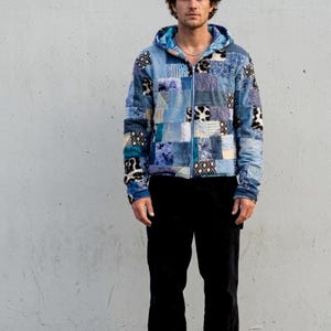 Reworked Patchwork Jacke „Wild Blue“ – Handgefertigtes Upcycling Unikat, aus Jeans & Strick, Zero Waste Streetwear mit Leoparden-Print