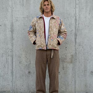 Giacca patchwork Brocante – Realizzata a mano con tessuto di tende vintage, giacca jacquard floreale per uomo e donna, stile boho oversize, pezzo unico