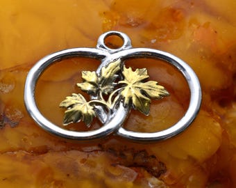 Colgante de doble anillo con hojas de vid en plata de ley: detalles en oro, estilo rústico bohemio.