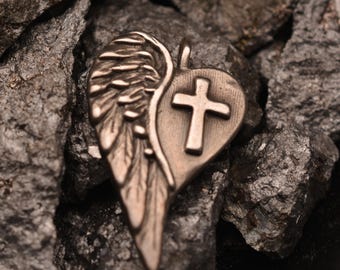 Colgante de cruz de plata de ley con alas de ángel y dije de corazón bohemio oxidado.