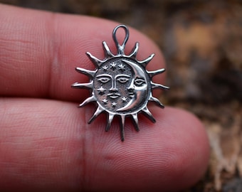 Pingente Sol e Lua em Prata de Lei 925: Design Celestial Oxidado, Charme Rústico Boho | Presente Artesanal | 24 mm x 20 mm