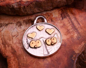 Colgante de plata de ley con gatos enamorados: collar romántico de estilo bohemio rústico con detalles dorados.