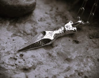 Collar de plata de ley para hombre: Colgante de espada/daga rústica y llamativa - Hecho a mano con la técnica de cera perdida, acabado pulido, accesorio masculino de estilo bohemio.