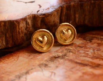 Pendientes de botón con forma de corazón escultural: Plata de ley bañada en oro, diseño minimalista.