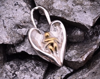 Colgante de ángel en forma de corazón de plata de ley: detalles dorados, estilo rústico bohemio.