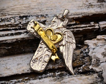 Colgante de corazón con alas de ángel, plata de ley estilo boho rústico, detalles dorados.