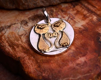 Colgante de pareja de gatos de plata de ley 925, cola de corazón romántica, detalles dorados, estilo rústico bohemio.