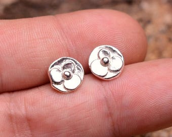 Pendientes de plata de ley con diseño de violetas, pequeños pendientes florales de estilo bohemio.