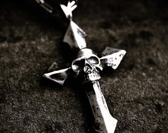 Colgante de cruz Memento Mori – Joyería gótica de calavera en plata de ley