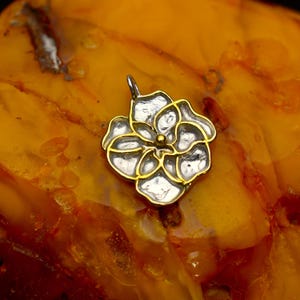 Colgante Violeta de Regalo: Collar de flor de plata de ley, detalles dorados radiantes / Plata 925 hecha a mano, talismán de armonía interior / 19 mm de altura