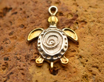 Collar de tortuga marina de plata de ley: detalles en oro, joyería marina.