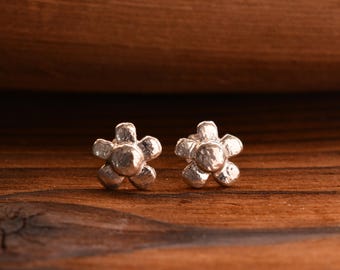 Pendientes de margarita de plata de ley: Joyería floral bohemia para el día a día.