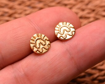 Pendientes de botón con diseño de ola amanecer en plata de ley chapada en oro: joyería minimalista para la playa.