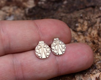 Pendientes de plata de ley con forma de mariquita, amuleto minimalista de la suerte.