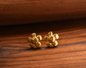 Pendientes de botón con forma de margarita chapados en oro: Plata de ley, joyería floral minimalista inspirada en la naturaleza.