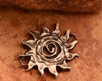 Colgante de sol en espiral de plata de ley oxidada: collar rústico bohemio